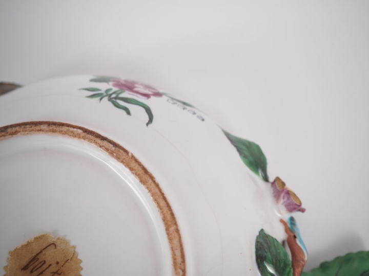 Bouillon couvert XIXème en faience fine, décor polychrome de fleurs et