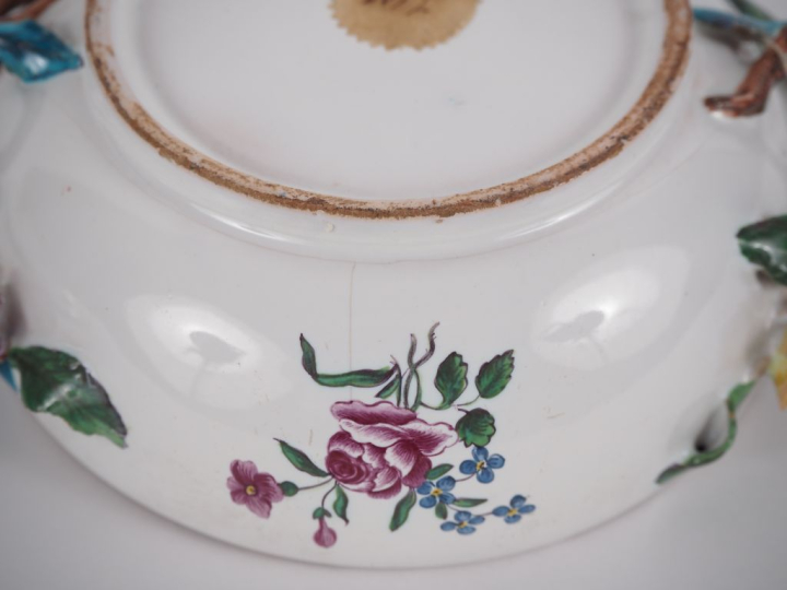 Bouillon couvert XIXème en faience fine, décor polychrome de fleurs et