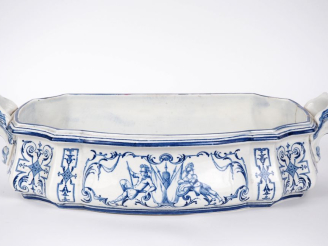 Vente aux enchères Jean Vieillard à Bordeaux.  Bassin de fontaine en faience, décor en ca