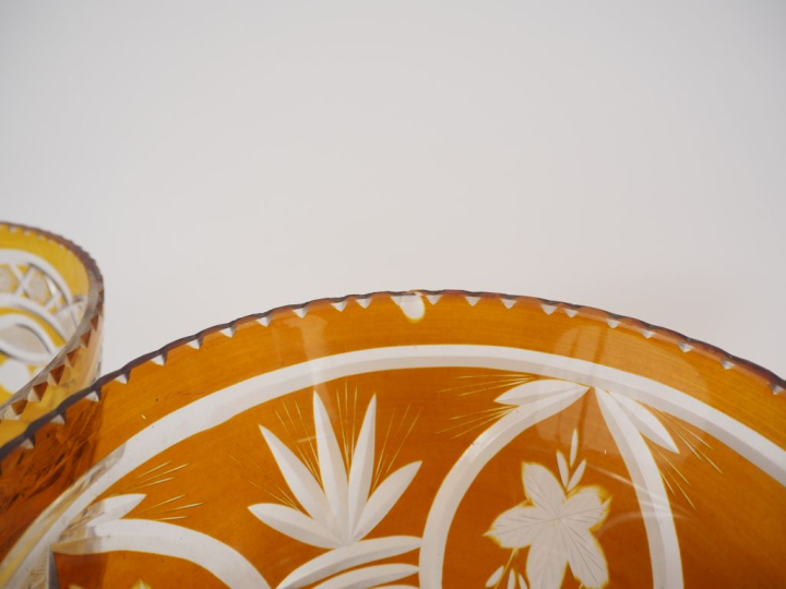 5 différents vases en cristal ou verre ambré et translucide, à décor d