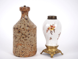 Vente aux enchères Lot comprenant :  Bouteille en grès moucheté monté en lampe. H. 22,5 c