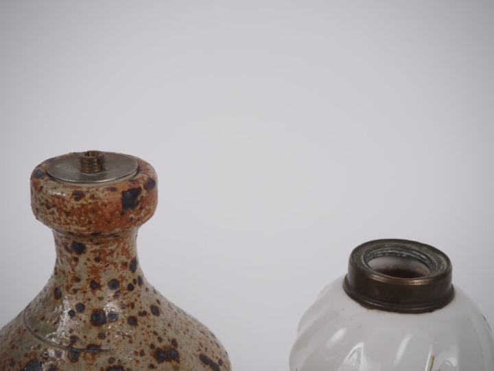 Lot comprenant :  Bouteille en grès moucheté monté en lampe. H. 22,5 c