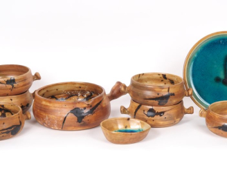Vente aux enchères Poterie de La Colombe.  Service à soupe en grès et émail brun comprena