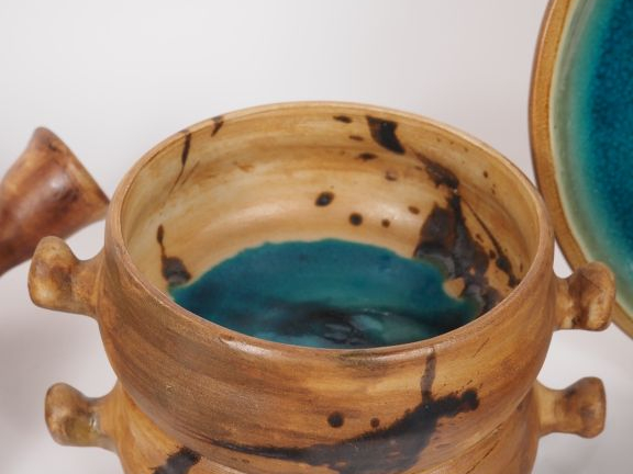 Poterie de La Colombe.  Service à soupe en grès et émail brun comprena