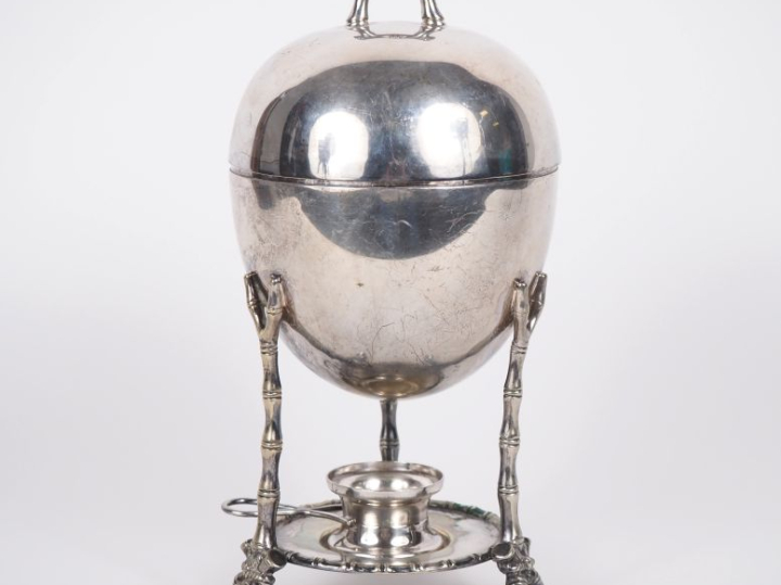 Oeufrier anglais en métal argenté une verrière de style Louis XV en mé