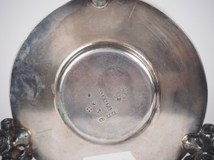 Oeufrier anglais en métal argenté une verrière de style Louis XV en mé