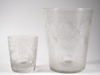 Vente aux enchères Mazagran en cristal gravé H. 11 cm  (micro égrenure) un vase en crista