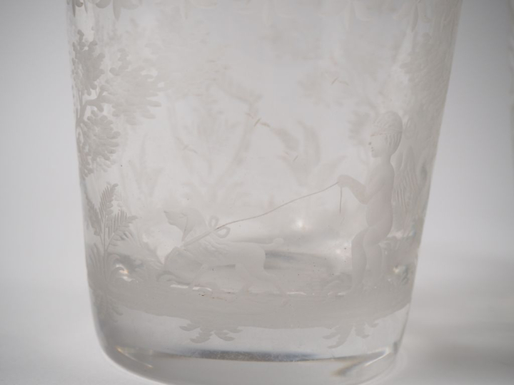 Mazagran en cristal gravé H. 11 cm  (micro égrenure) un vase en crista