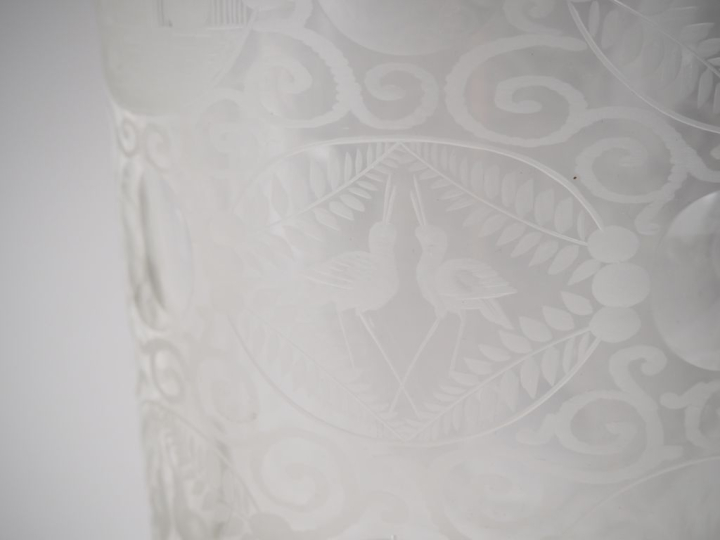 Mazagran en cristal gravé H. 11 cm  (micro égrenure) un vase en crista