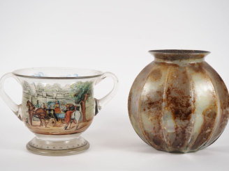 Vente aux enchères Vase à côtes en verre irisé. H. 20 cm.  Grand vase à anses à décor pei