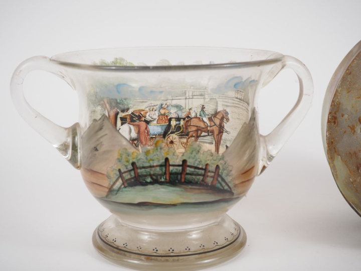 Vase à côtes en verre irisé. H. 20 cm.  Grand vase à anses à décor pei
