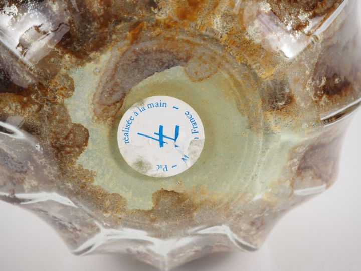 Vase à côtes en verre irisé. H. 20 cm.  Grand vase à anses à décor pei