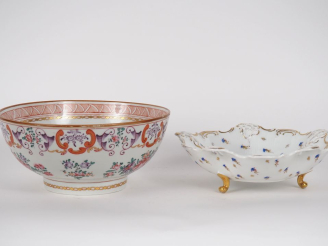 Vente aux enchères SAMSON.  Coupe en porcelaine, décor Compagnie des Indes famille rose. 