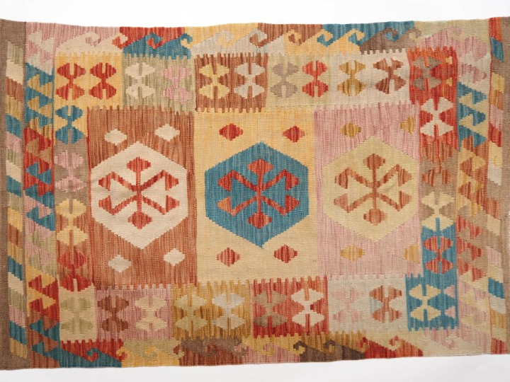 5 petits tapis Kilim, à décor polychrome de motifs géométriques. Dim. 