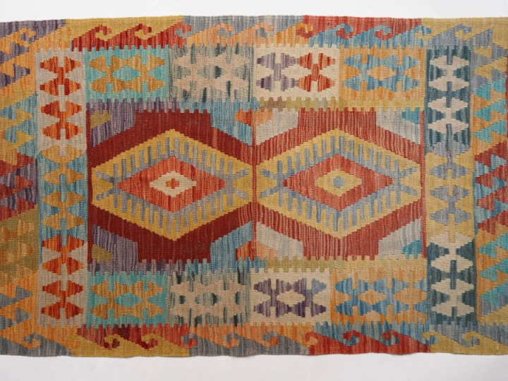 5 petits tapis Kilim, à décor polychrome de motifs géométriques. Dim. 