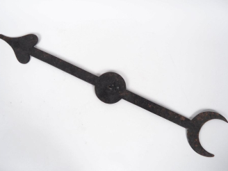 Vente aux enchères Flèche de girouette ancienne en fer forgé. H. 77 cm