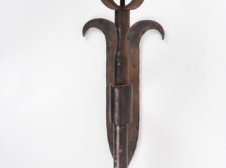 Vente aux enchères Applique porte torchère en fer forgé. H. 80,5 cm