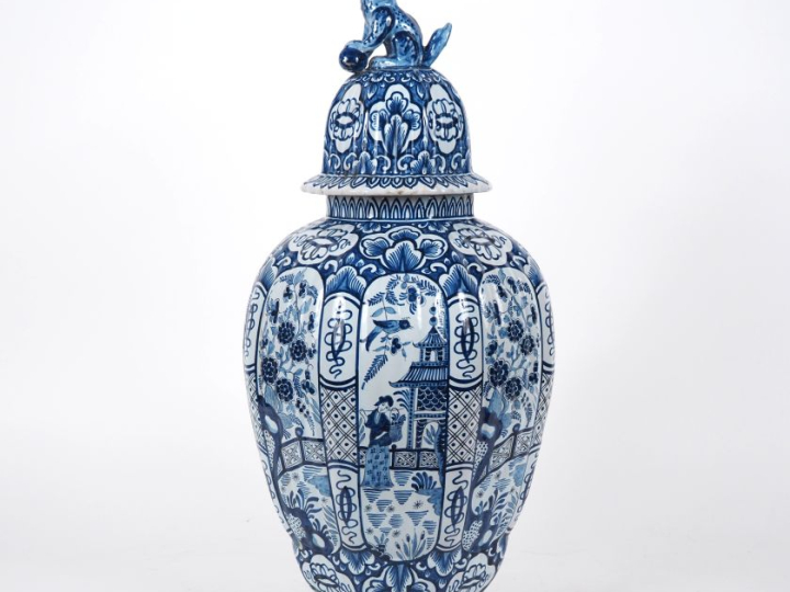 DELFT.  Potiche couverte en faience, à décor en camaieu bleu de style 