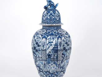 Vente aux enchères DELFT.  Potiche couverte en faience, à décor en camaieu bleu de style 