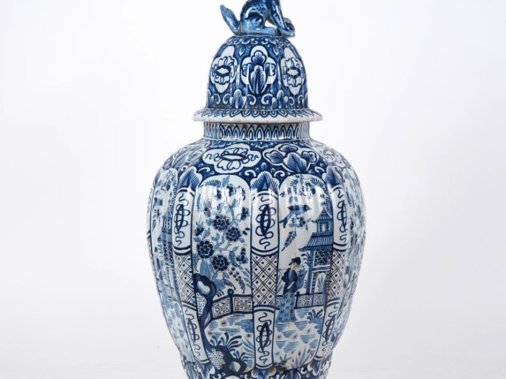 DELFT.  Potiche couverte en faience, à décor en camaieu bleu de style 