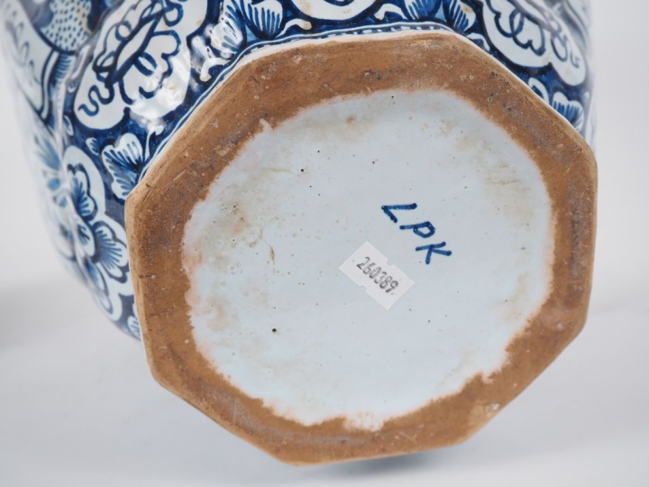 DELFT.  Potiche couverte en faience, à décor en camaieu bleu de style 