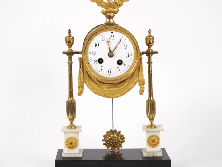 Pendule portique de style Empire en bronze doré et marbre bicolore, à 