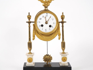 Vente aux enchères Pendule portique de style Empire en bronze doré et marbre bicolore, à 
