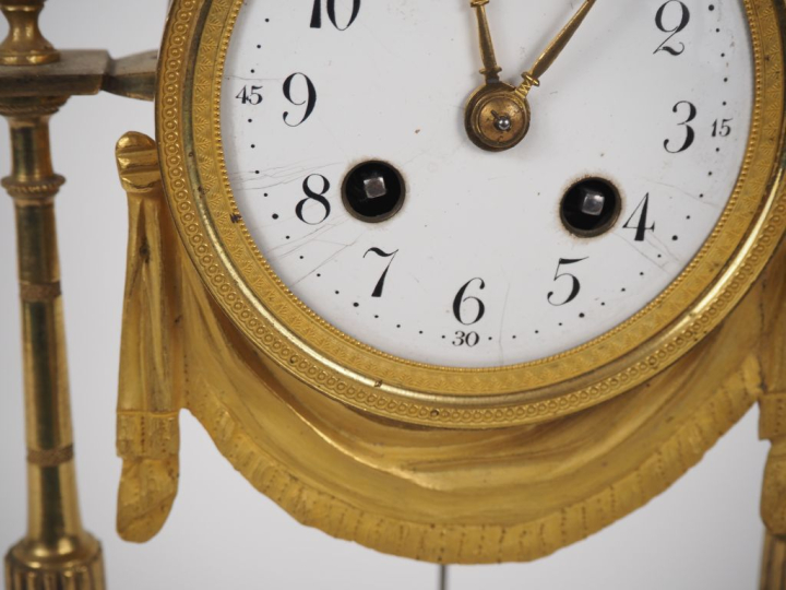 Pendule portique de style Empire en bronze doré et marbre bicolore, à 