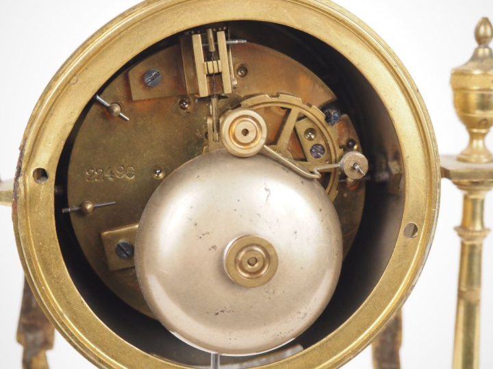 Pendule portique de style Empire en bronze doré et marbre bicolore, à 