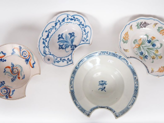 Vente aux enchères 4 différents plats à barbe en faience XIXème. (petites égrenures)