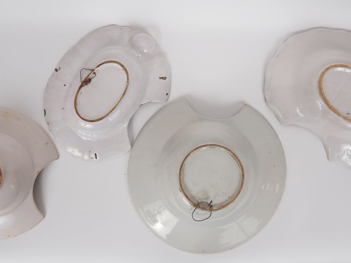 4 différents plats à barbe en faience XIXème. (petites égrenures)