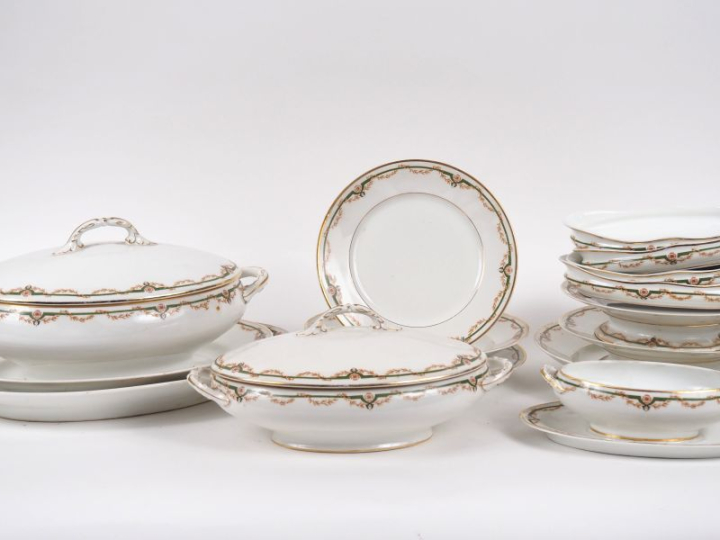 LIMOGES.  Partie de service de table de style Louis XVI  en porcelaine