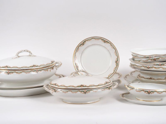 Vente aux enchères LIMOGES.  Partie de service de table de style Louis XVI  en porcelaine