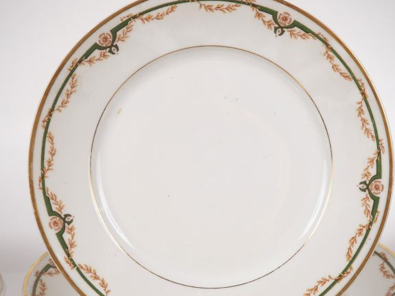 LIMOGES.  Partie de service de table de style Louis XVI  en porcelaine