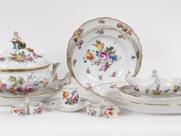 SAXE.  Différentes pièces de service en porcelaine à décor de fleurs p
