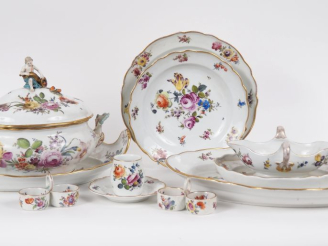Vente aux enchères SAXE.  Différentes pièces de service en porcelaine à décor de fleurs p
