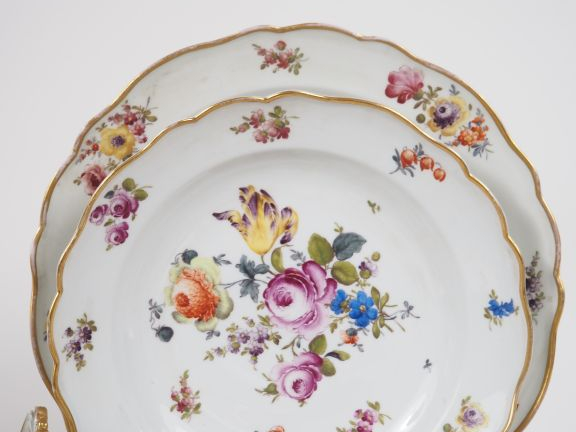 SAXE.  Différentes pièces de service en porcelaine à décor de fleurs p