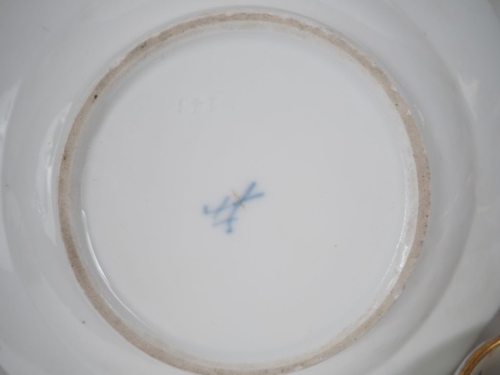 SAXE.  Différentes pièces de service en porcelaine à décor de fleurs p