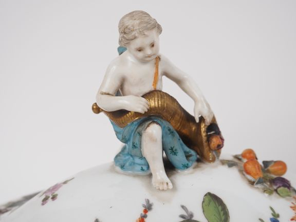 SAXE.  Différentes pièces de service en porcelaine à décor de fleurs p