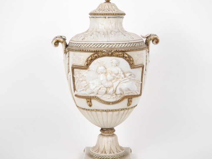 Pot couvert de style Louis XVI en biscuit blanc et doré, à décor dans 