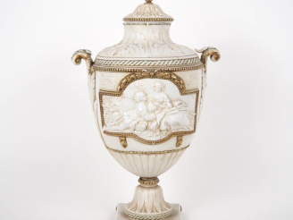 Vente aux enchères Pot couvert de style Louis XVI en biscuit blanc et doré, à décor dans 