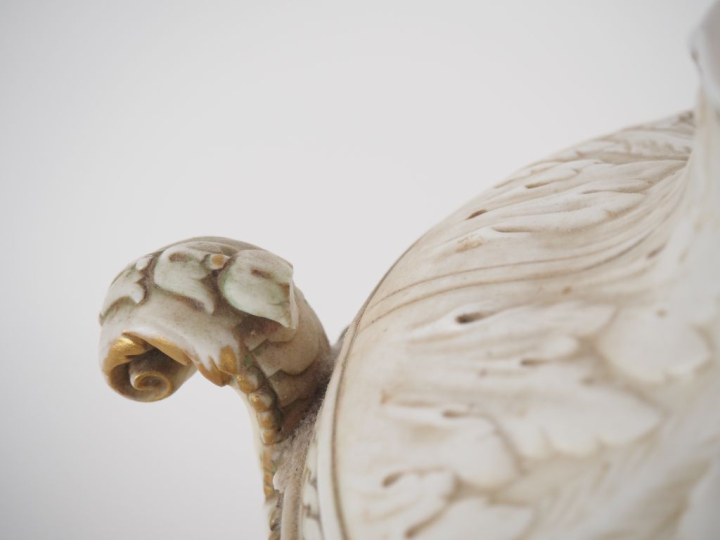 Pot couvert de style Louis XVI en biscuit blanc et doré, à décor dans 