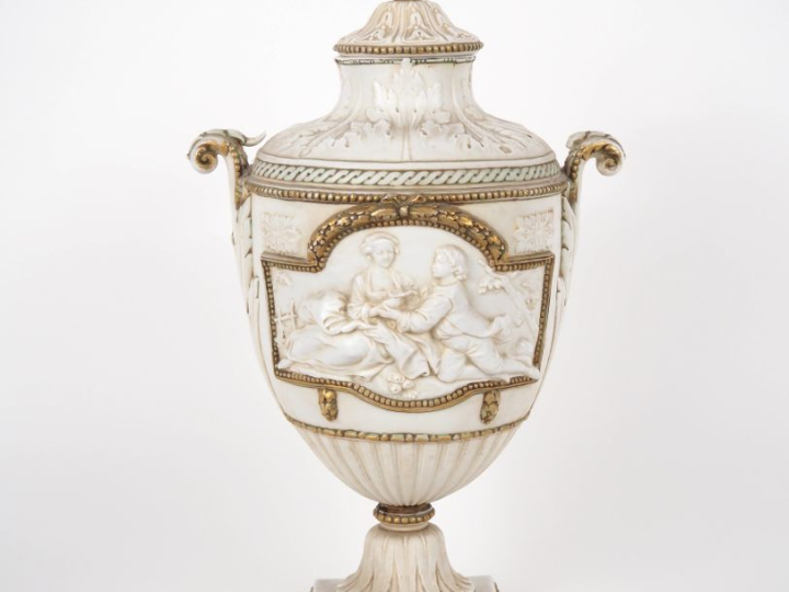 Pot couvert de style Louis XVI en biscuit blanc et doré, à décor dans 