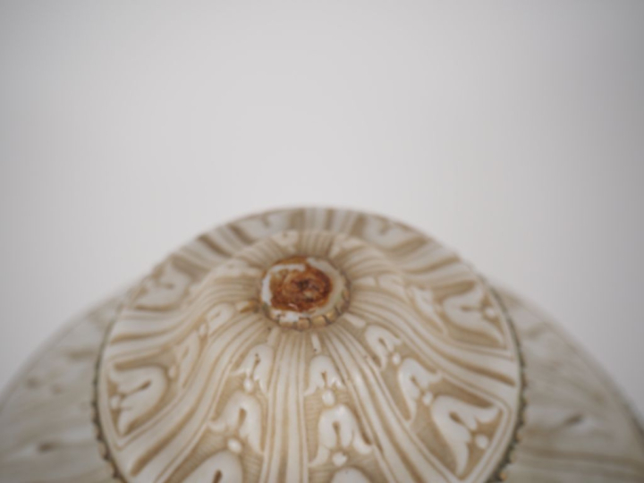 Pot couvert de style Louis XVI en biscuit blanc et doré, à décor dans 