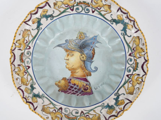 Vente aux enchères Grand plat creux de style Renaissance en faience polychrome, à décor d