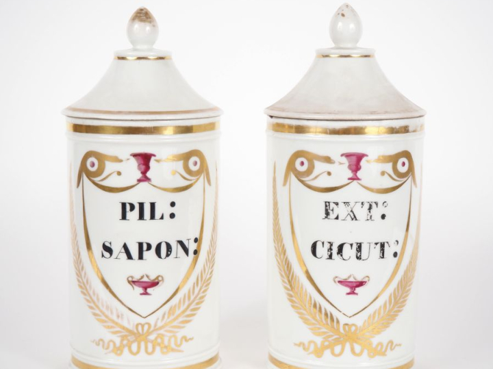 Paire de pots de pharmacie de style Empire en porcelaine de Paris, déc
