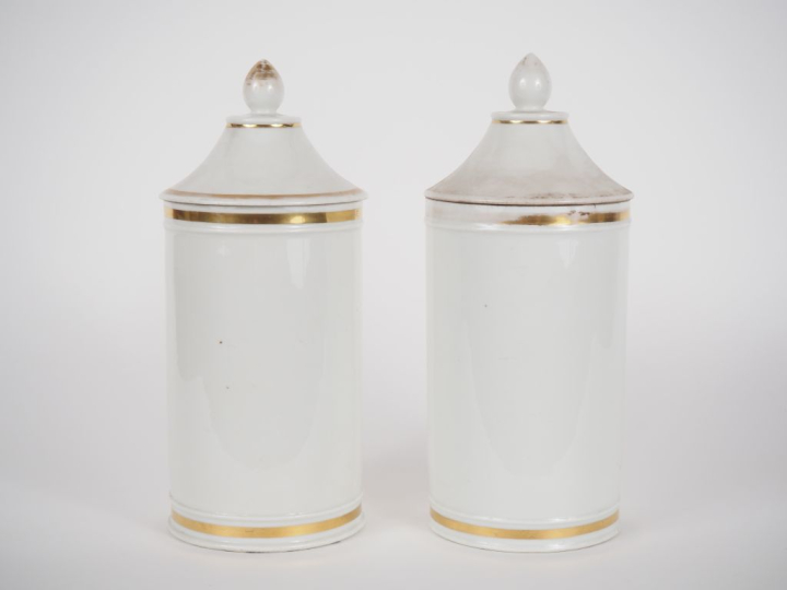 Paire de pots de pharmacie de style Empire en porcelaine de Paris, déc