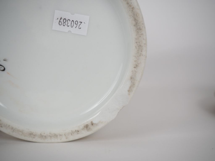 Paire de pots de pharmacie de style Empire en porcelaine de Paris, déc