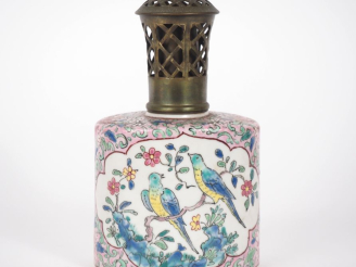 Vente aux enchères Lampe berger en porcelaine polychrome, décor de la Compagnie des Indes
