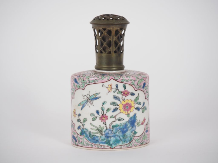 Lampe berger en porcelaine polychrome, décor de la Compagnie des Indes